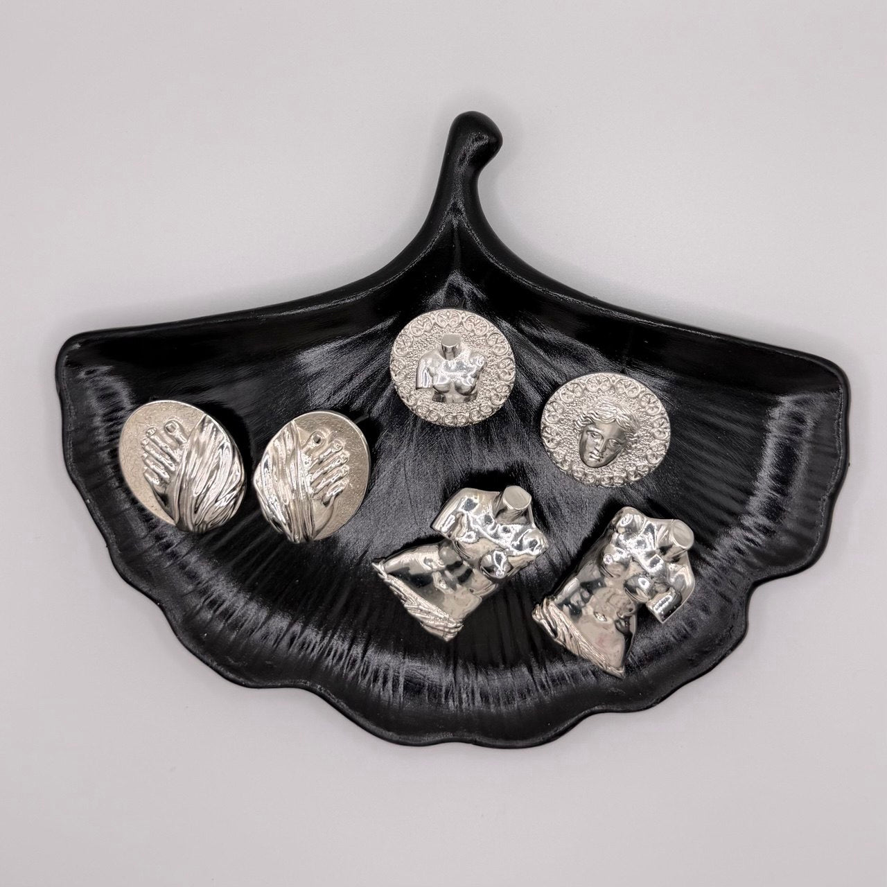 "Not Just a Toe" - სკულფტურული საყურე